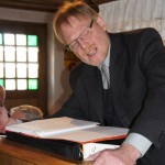 May 900 x 750 Ausdrucksstark trug May die Texte vor.