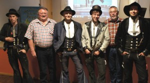 Von links: Fremder Schmied Alban aus Bayern, Heinz Oldiges vom HV Börger, Fremder Schmied Simon aus Kiel, Daniel aus Nordfriesland, Hermann Schmitz vom HV Börger und der fremde Zimmermann Constantin aus dem Vogtland