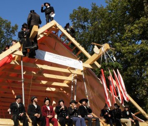 Constantin (oben auf dem First) prostet den Anwesenden zu.