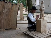 Aus dem Eichenstamm wird ein Kunstwerk