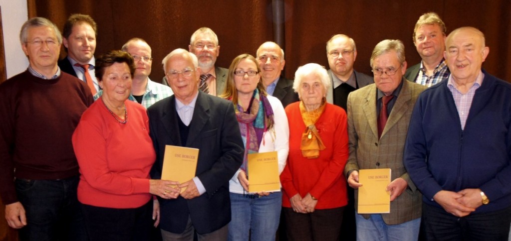 Die ersten Exemplare erhielten der Bgm. und Vertreter der Kirchengemeinden